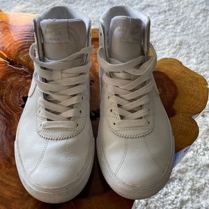 Nike high top- lightly used